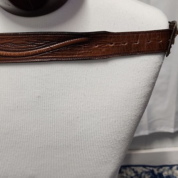 Vtg Leegin Larry Mahen tooled brown leather belt & 1979 Raintree Walleye buckle - Picture 3 of 8